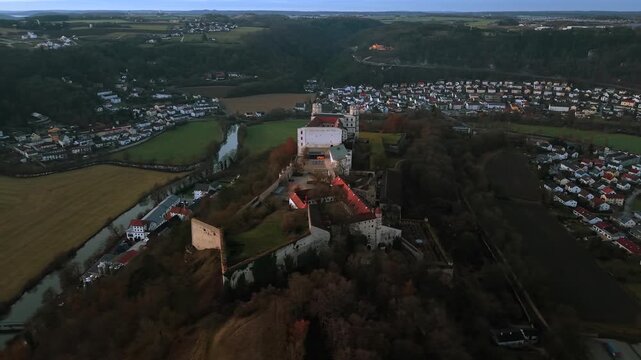 Luftbild der Willibaldsburg in Eichstaett, Deutschland. Historische Burganlage in Oberbayern, ueber dem Altmuehltal gelegen, mit Museen, Aussichtspunkten und erhaltener Architektur.