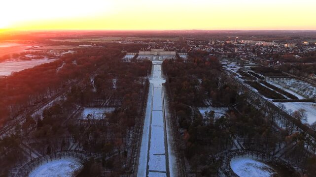 Panorama Luftaufnahme der Schlossanlage Schleissheim nahe Muenchen, Bayern. Drohnenvideo zeigt Barockschloesser, Schlosspark und Winterlandschaft bei Sonnenuntergang.