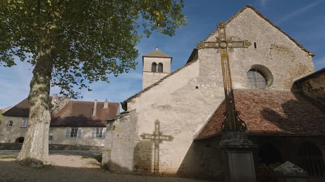  Croix de calvaire en fer forg&eacute; et ombre port&eacute;e sur l'&eacute;glise de Ch&acirc;teau-Chalon, Jura