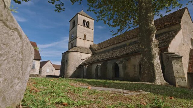  Vue en contre-plong&eacute;e de l'&eacute;glise romane Saint-Denis &agrave; Ch&acirc;teau-Chalon, Jura