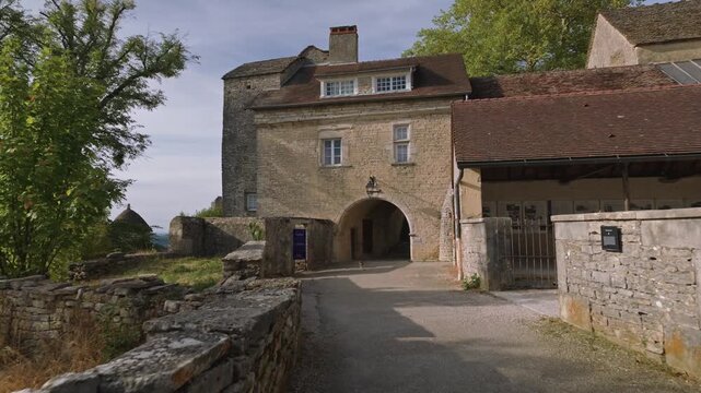 Porche d'entr&eacute;e en pierre de la Maison de la Haute Seille &agrave; Ch&acirc;teau-Chalon, Jura