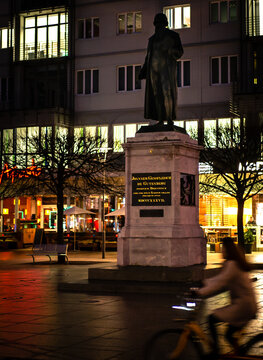 Mainz bei Nacht- Gutenbergplatz - Statue von Johannes Gutenberg