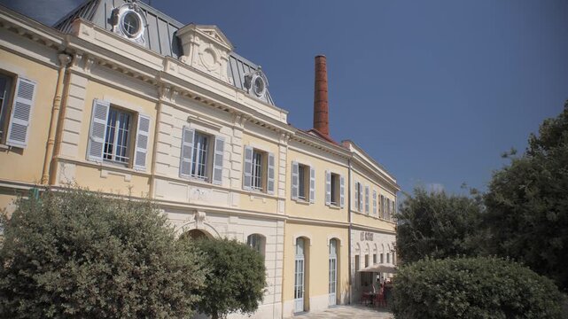 B&acirc;timent historique et ancienne chemin&eacute;e industrielle &agrave; Grasse