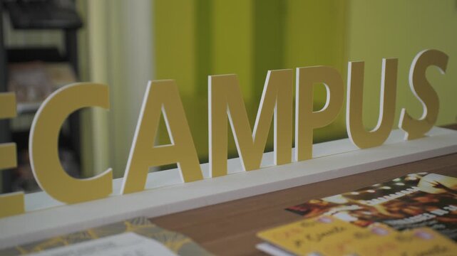 Lettrage Campus dans l&rsquo;espace d&rsquo;accueil d&rsquo;un &eacute;tablissement d&rsquo;enseignement