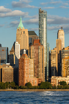 UNITED STATES, NEW YORK CITY, MANHATTAN. BATTERY PARK AND LOWER MANHATTAN SKYSCRAPERS. CITYSCAPE FROM THE HUDSON RIVER