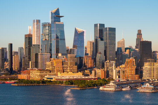 UNITED STATES, NEW YORK CITY. AERIAL VIEW OF MIDTOWN MANHATTAN SKYLINE WITH HUDSON YARDS SKYSCRAPERS, CHELSEA PIERS, AND HUDSON RIVER PARK WATERFRONT