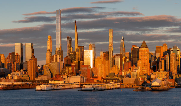 UNITED STATES, NEW YORK CITY, MANHATTAN. EELEVATED CITYSCAPE WITH SKYSCRAPERS AND BILLIONAIRES ROW SUPERTALL BUILDINGS. MIDTOWN MANHATTAN BUILDINGS AND HUDSON RIVER AT SUNSET