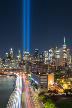 UNITED STATES, NEW YORK CITY, MANHATTAN, LOWER MANHATTAN. TRIBUTE IN LIGHT WITH THE SKYCRAPERS OF FINANCIAL DISTRICT AT NIGHT