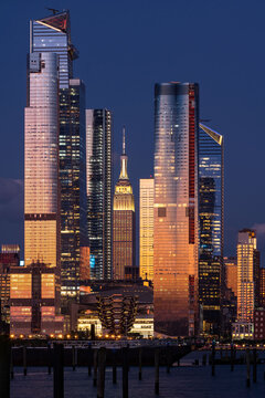 UNITED STATES, NEW YORK CITY, MANHATTAN. FINAL RAYS OF SUNSET ON SKYSCRAPERS OF THE HUDSON YARDS 35, 30, 15 HUDSON YARDS BUILDINGS AND ON THE EMPIRE STATE BUILDING. MANHATTAN MIDTOWN WEST, NYC