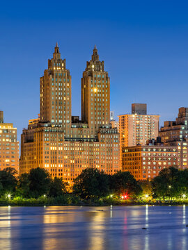 UNITED STATES, NEW YORK CITY, MANHATTAN, UPPER WEST SIDE. THE ELDORADO ON CENTRAL PARK WEST WITH THE JACQUELINE KENNEDY ONASSIS RESERVOIR AT DAWN