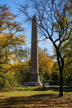 UNITED STATES, NEW YORK CITY, MANHATTAN. CENTRAL PARK. EGYPTIAN OBELISK ALSO KNOWN AS CLEOPATRA'S NEEDLE IN AUTUMN. STONE MONOLITH IN CENTRAL PARK