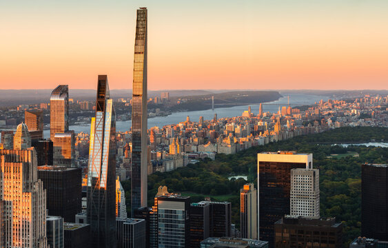 UNITED STATES, NEW YORK CITY, MANHATTAN. ELEVATED SKYLINE VIEW OF SUPERTALL SKYSCRAPERS ALONG BILLIONAIRES ROW IN MIDTOWN, WITH CENTRAL PARK, THE UPPER WEST SIDE AND HUDSON RIVER