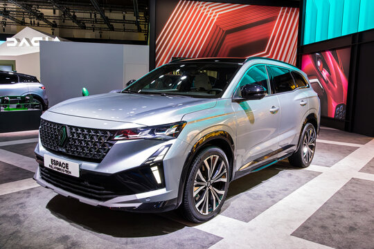 Renault Espace Full Hybrid E-Tech crossover SUV car 