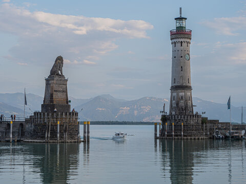 Bateau entrant dans le port de Lindau