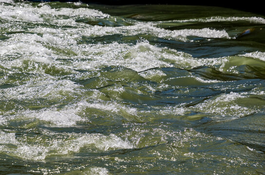 Imagen abstracta de los reflejos en las aguas del r&iacute;o Segre en Balaguer