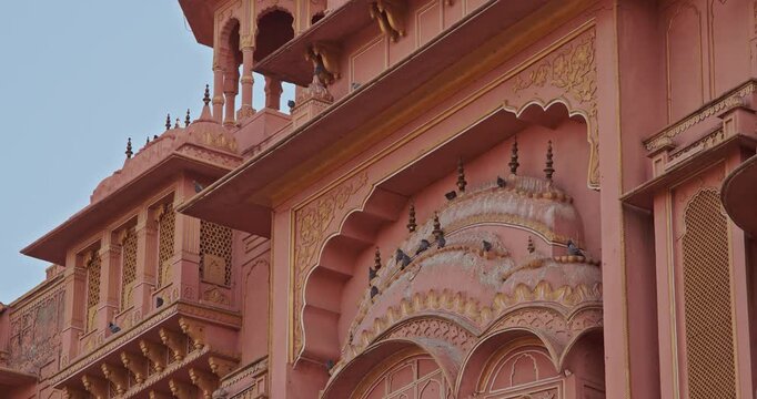 Jaipur, Rajasthan, India. Pigeons Sit On Roof Top Of Patrika Gate At Jawahar Circle. Old Pink City. Travel To India. Traditional Rajasthani Style Of Architecture. Pillar And Column Depict Scenes From