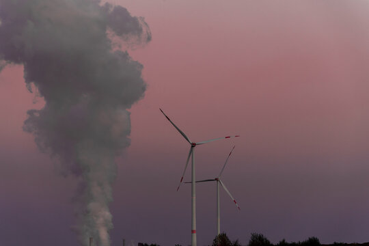 Kohlekraftwerk und blinkende Windr&auml;der in NRW