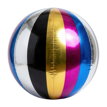 Ballon de plage gonflable brillant avec des rayures verticales multicolores en finition m&eacute;tallique, isol&eacute; sur un fond blanc pur, id&eacute;al pour les activit&eacute;s estivales, les jeux de plein air et les