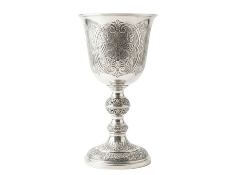 Calice traditionnel en argent finement cisel&eacute; avec des motifs ornementaux complexes, isol&eacute; sur fond blanc pour un usage c&eacute;r&eacute;moniel ou religieux.