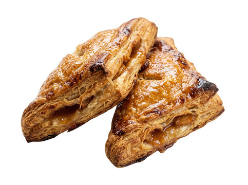Due triangoli di pasta sfoglia dorata e croccante farciti con ripieno di mele, isolati su sfondo bianco, perfetti per colazioni, pasticcerie o menu di dessert artigianali di alta qualit&agrave;.