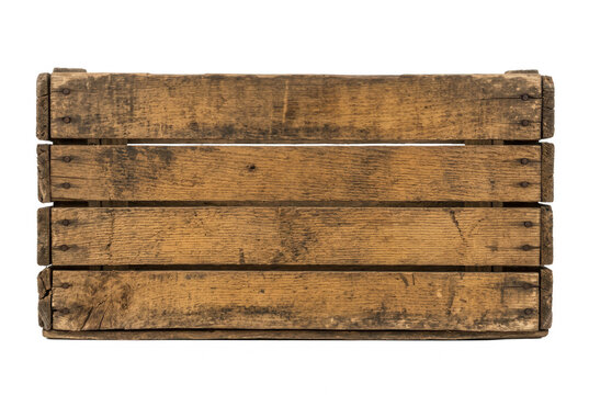 Una vecchia cassetta di legno rustica e usurata dal tempo, vista frontale di lato, isolata su uno sfondo bianco con spazio di copia.