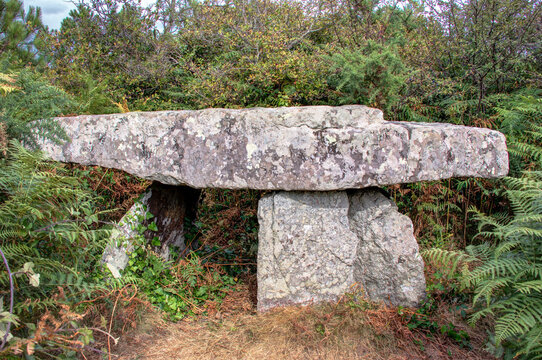 Le dolmen de Rostudel en Bretagne Finist&egrave;re France