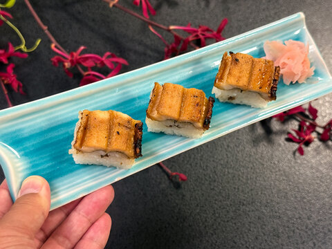 香ばしい焼き穴子をのせた三貫の穴子押し寿司