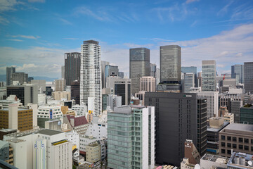 大阪・梅田の高層ビルと青空が広がる都市景観 © mametora