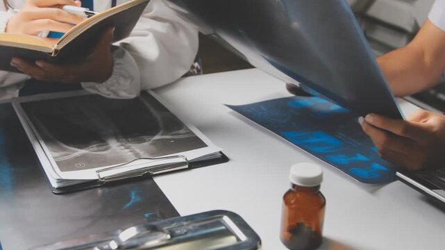 Doctor and patient are discussing consultation about symptom problem. Doctor explained the patient's condition and how to care for the patient in detail.
