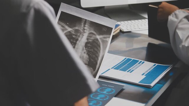 Doctor and patient are discussing consultation about symptom problem. Doctor explained the patient's condition and how to care for the patient in detail.