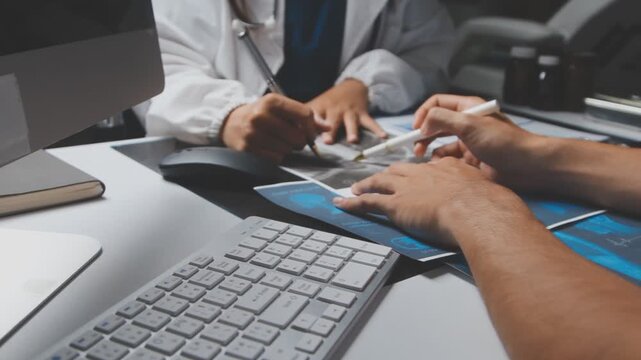 Doctor and patient are discussing consultation about symptom problem. Doctor explained the patient's condition and how to care for the patient in detail.
