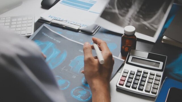 Doctor and patient are discussing consultation about symptom problem. Doctor explained the patient's condition and how to care for the patient in detail.
