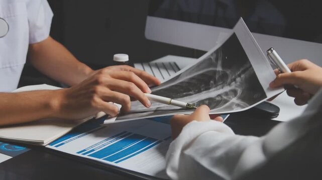Doctor and patient are discussing consultation about symptom problem. Doctor explained the patient's condition and how to care for the patient in detail.