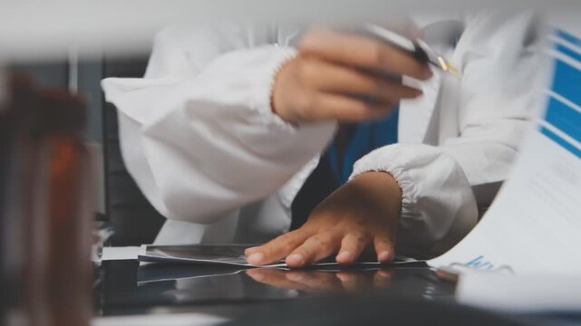 Doctor and patient are discussing consultation about symptom problem. Doctor explained the patient's condition and how to care for the patient in detail.