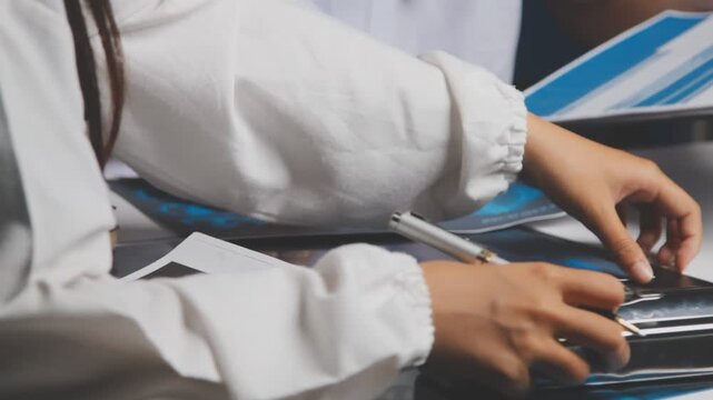 Doctor and patient are discussing consultation about symptom problem. Doctor explained the patient's condition and how to care for the patient in detail.