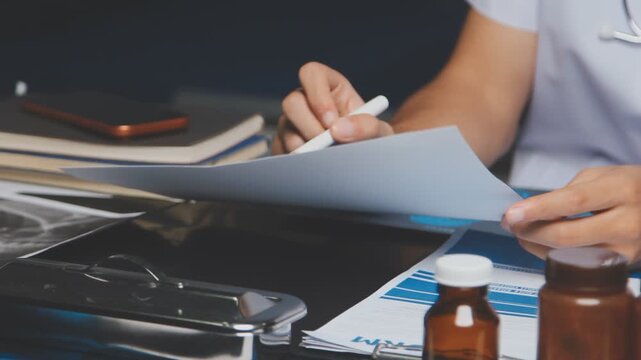 Doctor and patient are discussing consultation about symptom problem. Doctor explained the patient's condition and how to care for the patient in detail.