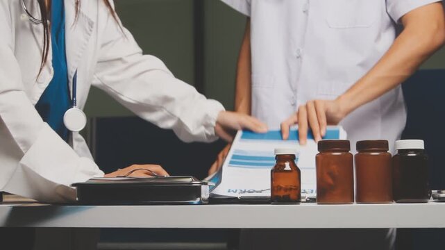 Doctor and patient are discussing consultation about symptom problem. Doctor explained the patient's condition and how to care for the patient in detail.
