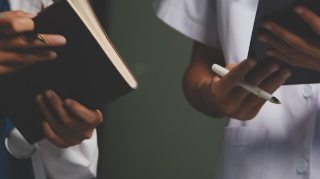 Doctor and patient are discussing consultation about symptom problem. Doctor explained the patient's condition and how to care for the patient in detail.