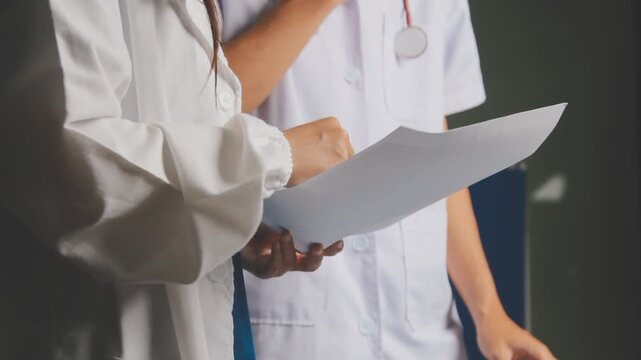 Doctor and patient are discussing consultation about symptom problem. Doctor explained the patient's condition and how to care for the patient in detail.
