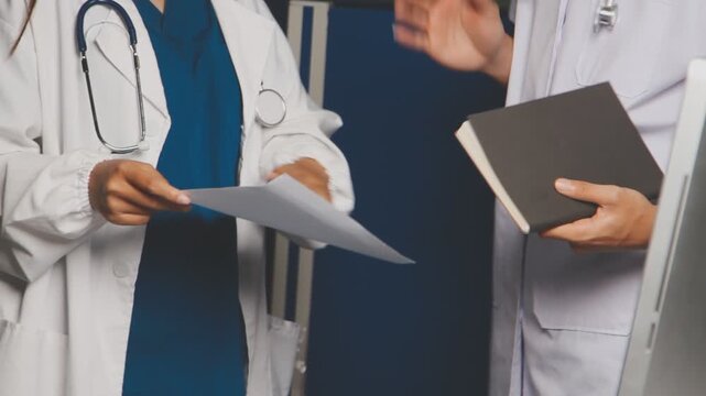 Doctor and patient are discussing consultation about symptom problem. Doctor explained the patient's condition and how to care for the patient in detail.