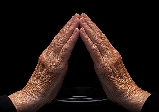 hands pray of an old man
