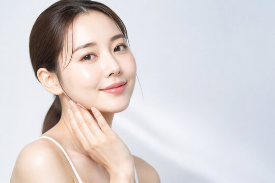 スキンケアをする笑顔の美しい日本人女性