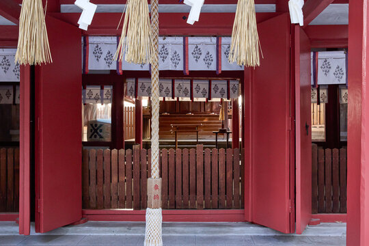 御霊神社の拝殿内部と鈴緒