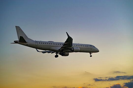 夕暮れの飛行機
