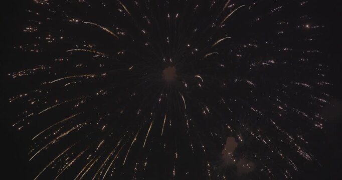 夜空で鮮やかに爆発して五色の火の粉を散らす大迫力の打ち上げ花火と飛び散る火花の美景映像