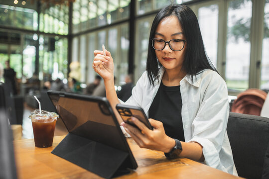Woman working on a laptop in a cafe outside the home, representing remote work, freelancing, digital nomad lifestyle, flexible work and modern business.