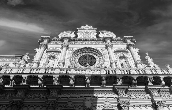Dettaglio superiore in bianco e nero della facciata della Basilica di Santa Croce a Lecce - Salento - Puglia