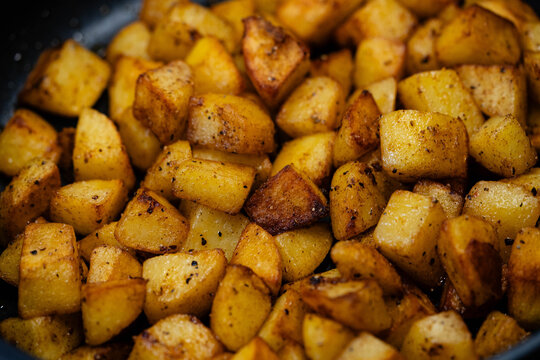 Bratkartoffeln mit Kr&auml;utern und Gew&uuml;rzen