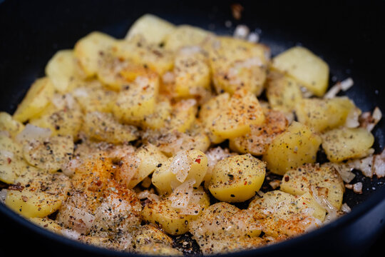 Bratkartoffeln mit Kr&auml;utern und Gew&uuml;rzen
