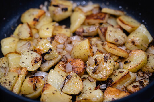 Bratkartoffeln mit Kr&auml;utern und Gew&uuml;rzen